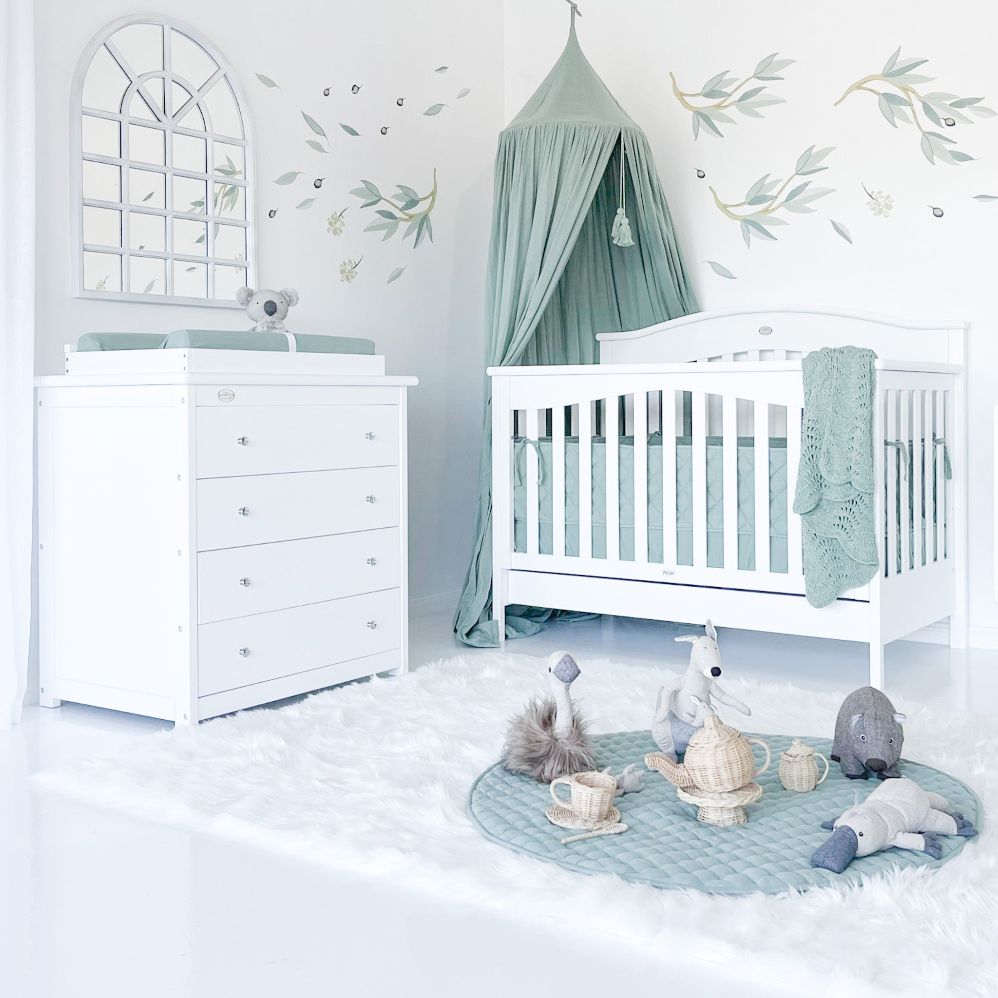 Heritage Cot with 4 Drawer Chest