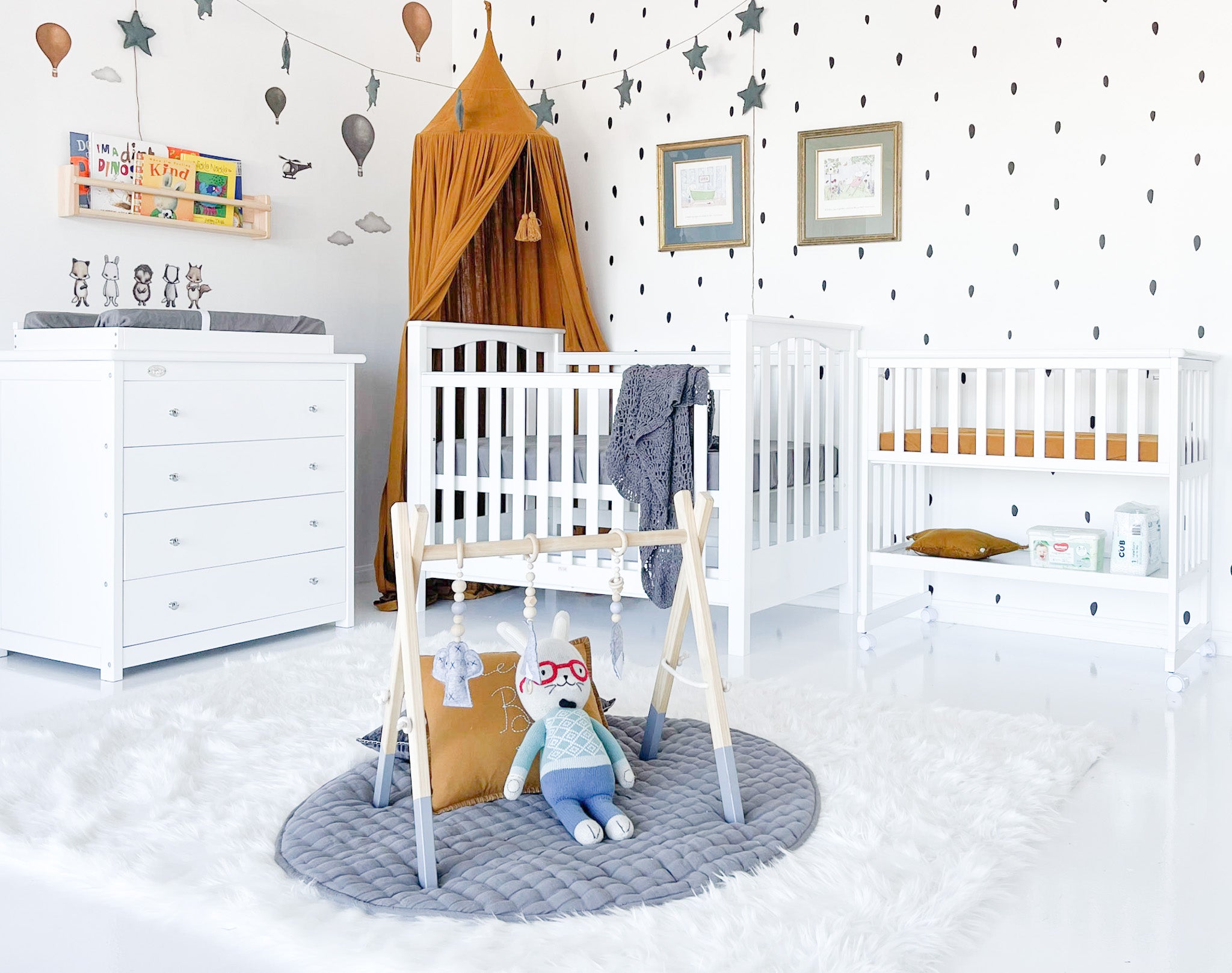 Traditional Cot with Drawer Chest and Bedside Bassinet – Cloud