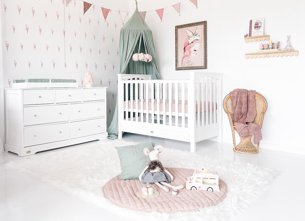 Traditional Cot with 7 Drawer Chest